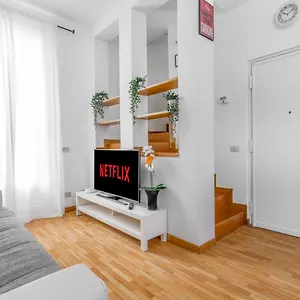 https://duomo-7-minuti-exclusive-apartment-vercelli.italymilanhotels.net